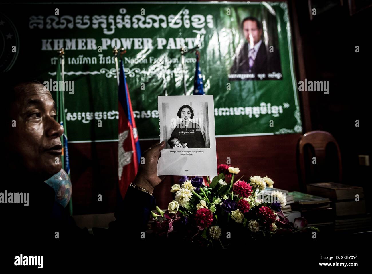 Nhem AKA il macellaio della macchina fotografica mi mostra una delle sue fotografie più famose di una madre e del suo bambino prima che fossero tolte, torturate e uccise nella prigione di sicurezza dei Khmer rossi del S21 (Toul Sleng). Nhem è stato uno dei fotografi che ha fatto ritratti di circa 20,000 persone assassinate all'interno del centro di interrogazione ed esecuzione. Il capo della prigione Kaing Guek EAV, noto come Comrade Duch è morto ieri il 2nd settembre all'età di 77 anni, è stato responsabile della famigerata prigione di Tuol Sleng, dove migliaia di persone sono state torturate e uccise alla fine degli anni '1970s. Il 2 settembre 202 Foto Stock
