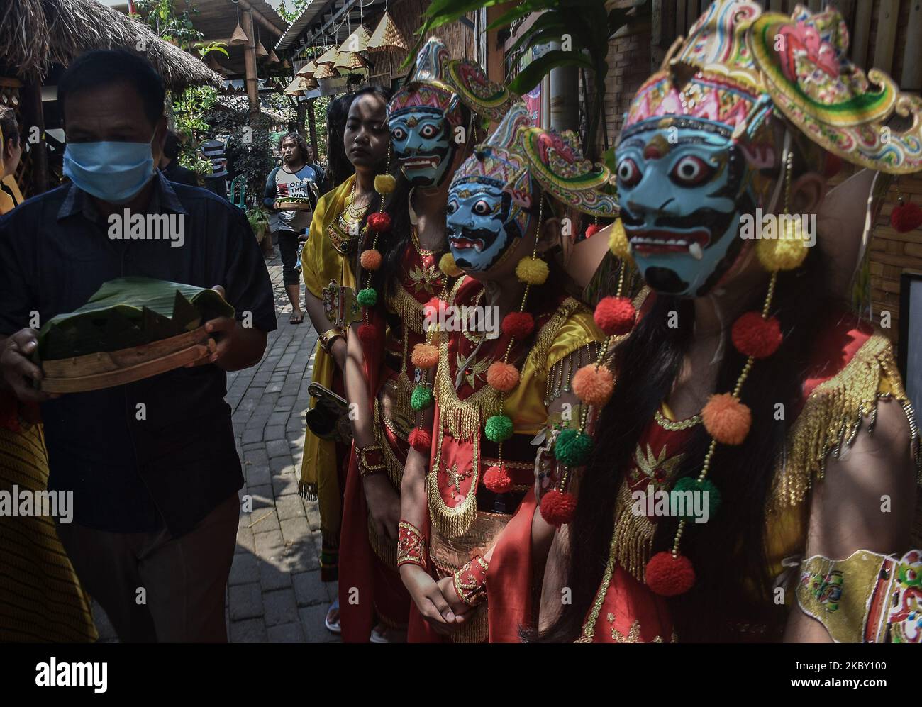 Preparazione partecipanti alla tradizione di pellegrinaggio maschera Malangan alla tomba del creatore la danza maschera Malang nel cimitero pubblico, villaggio di Polowijen, Malang, Giava Est, Indonesia, Il 29 agosto 2020. La tradizione di pellegrinaggio e purificazione con una preghiera 'Malangan Mask Art' può essere effettuata dopo attività rilassanti dal governo locale durante l'epidemia di Covid-19 ad una nuova normalità. (Foto di Aman Rochman/NurPhoto) Foto Stock