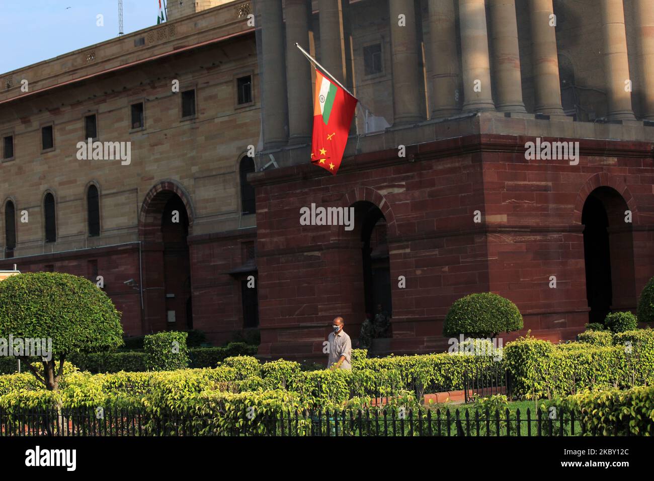 La bandiera nazionale a metà albero al Ministero della Difesa, blocco Sud dopo la morte dell'ex presidente Pranab Mukherjee, il 2 settembre 2020 a Nuova Delhi, India. Il governo dell'Unione ha annunciato un lutto di Stato di 7 giorni, dal 31 agosto al 6 settembre, in onore dell'ex presidente. (Foto di Mayank Makhija/NurPhoto) Foto Stock