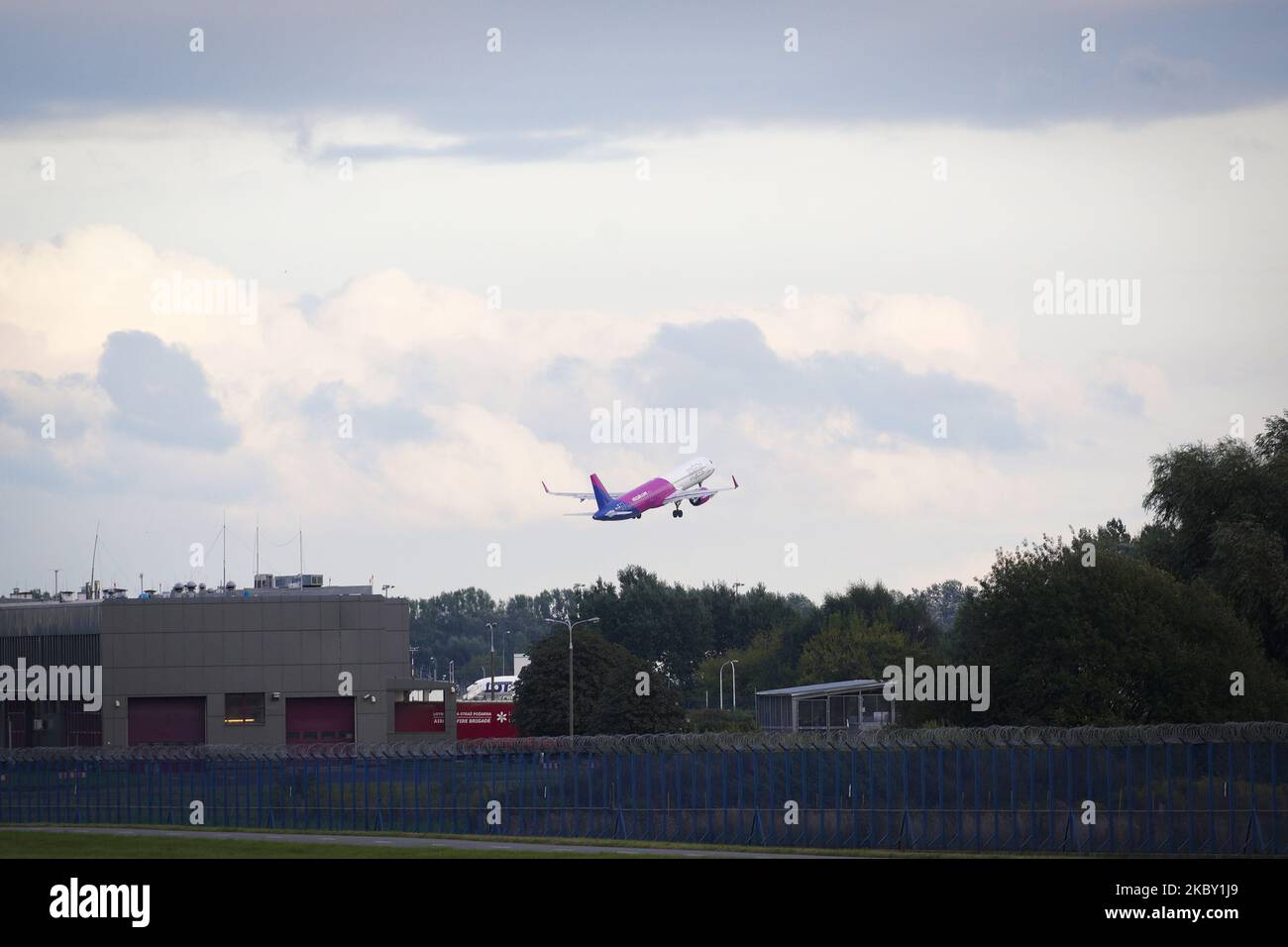 Un aereo WizzAir viene visto dopo il decollo all'Aeroporto Internazionale di Chopin a Varsavia, Polonia, il 2 settembre 2020. Il governo polacco ha vietato i voli diretti da 44 paesi a partire dal 2 settembre per prevenire la diffusione del coronavirus. I paesi che rientrano nelle restrizioni includono Stati Uniti, Brasile, Spagna, Israele e India. (Foto di Jaap Arriens/NurPhoto) Foto Stock