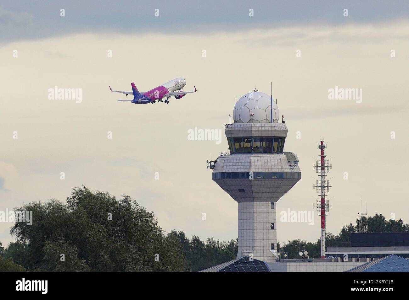 Un aereo WizzAir viene visto dopo il decollo all'Aeroporto Internazionale di Chopin a Varsavia, Polonia, il 2 settembre 2020. Il governo polacco ha vietato i voli diretti da 44 paesi a partire dal 2 settembre per prevenire la diffusione del coronavirus. I paesi che rientrano nelle restrizioni includono Stati Uniti, Brasile, Spagna, Israele e India. (Foto di Jaap Arriens/NurPhoto) Foto Stock