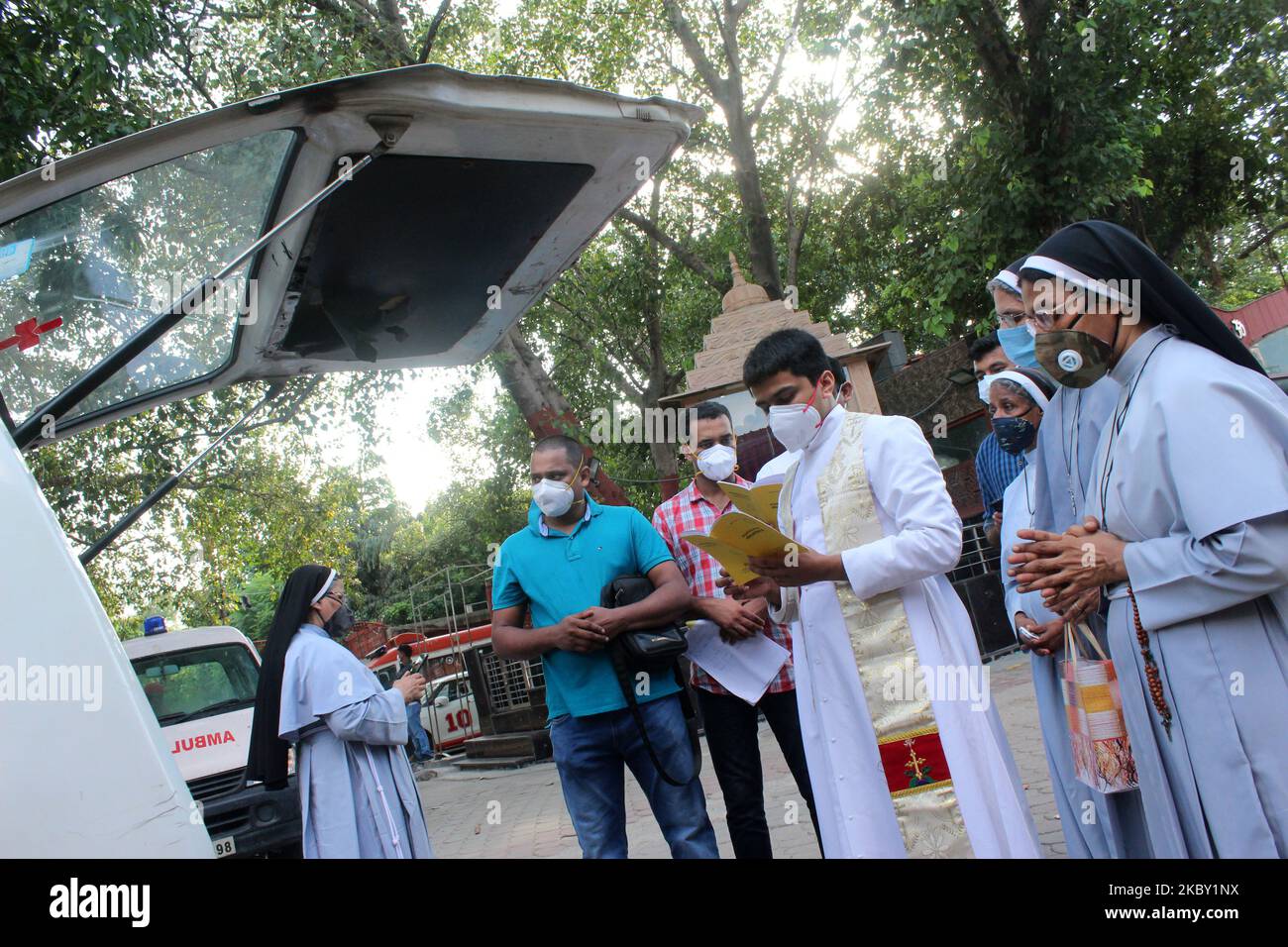 I cattolici indiani pregano prima della cremazione di una persona morta a causa del coronavirus (COVID-19) , presso il Nigambodh Ghat Cremation Ground a Nuova Delhi, in India, il 1 settembre 2020. Dopo la cremazione, l'urna contenente le ceneri viene portata dalla famiglia al luogo di origine, dove è più facile seppellire le ceneri nel cimitero della chiesa locale in mezzo alla pandemia di Covid-19. (Foto di Mayank Makhija/NurPhoto) Foto Stock