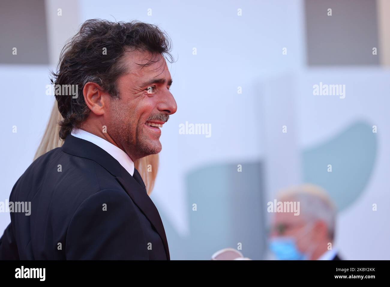 Adriano Giannini posa sul tappeto rosso durante il 77th° Festival del Cinema di Venezia, il 02 settembre 2020 a Venezia. (Foto di Matteo Chinellato/NurPhoto) Foto Stock