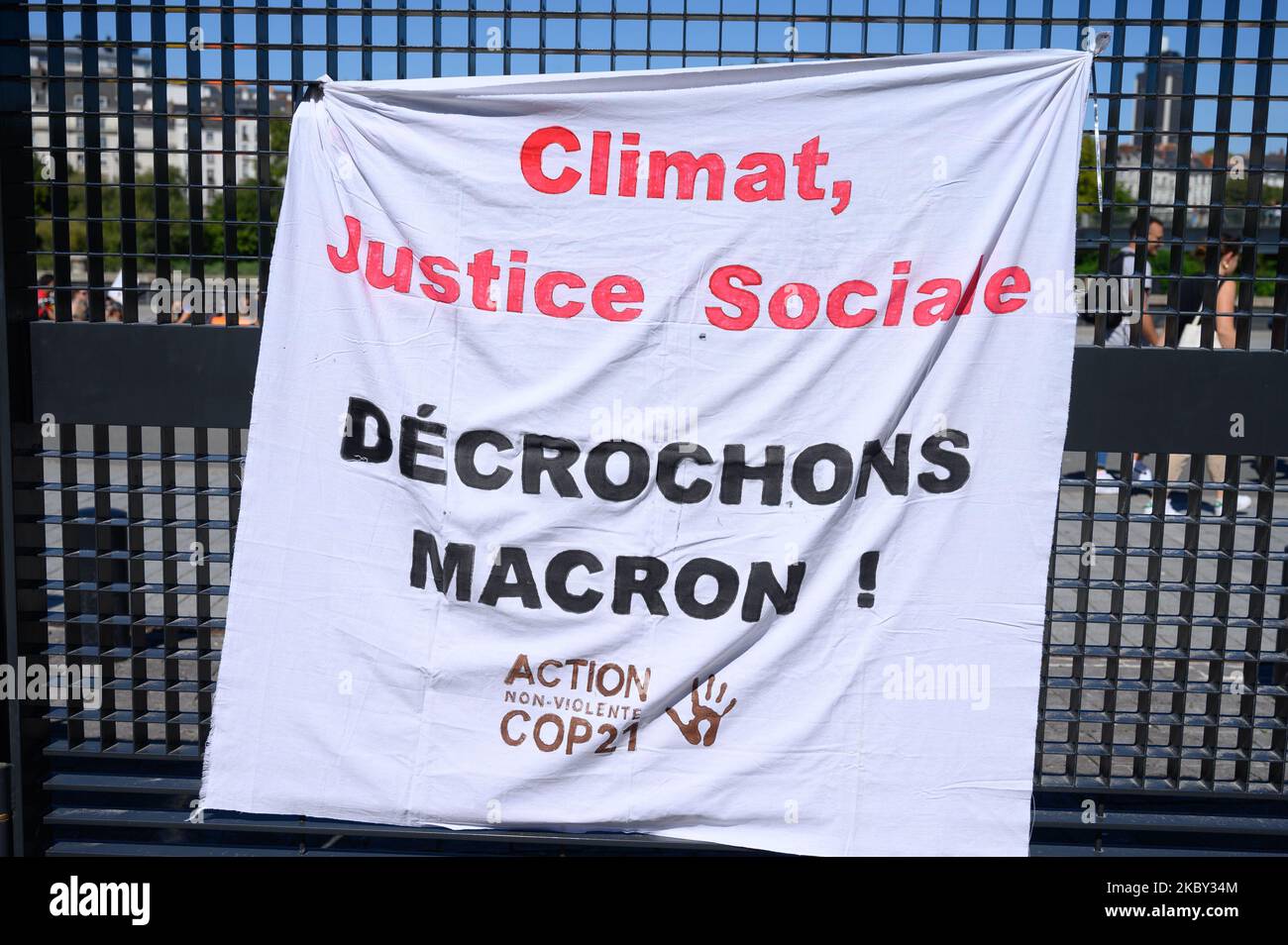 Circa trenta attivisti di diverse associazioni ambientaliste si sono riuniti di fronte al Palais de Justice di Nantes, in Francia, il 3 settembre, 2020 per sostenere 3 attivisti da azione non violente - COP 21 sono stati tentati per 'furto in riunioni' per aver fatto ritratti di Emmanuel Macron nei comuni di Ancenis e Saint-Sebastien-sur-Loire per denunciare la sua inazione in termini di politica ambientale e climatica. I tre attivisti devono affrontare cinque anni di detenzione e una multa di 75.000 euro. (Foto di Estelle Ruiz/NurPhoto) Foto Stock