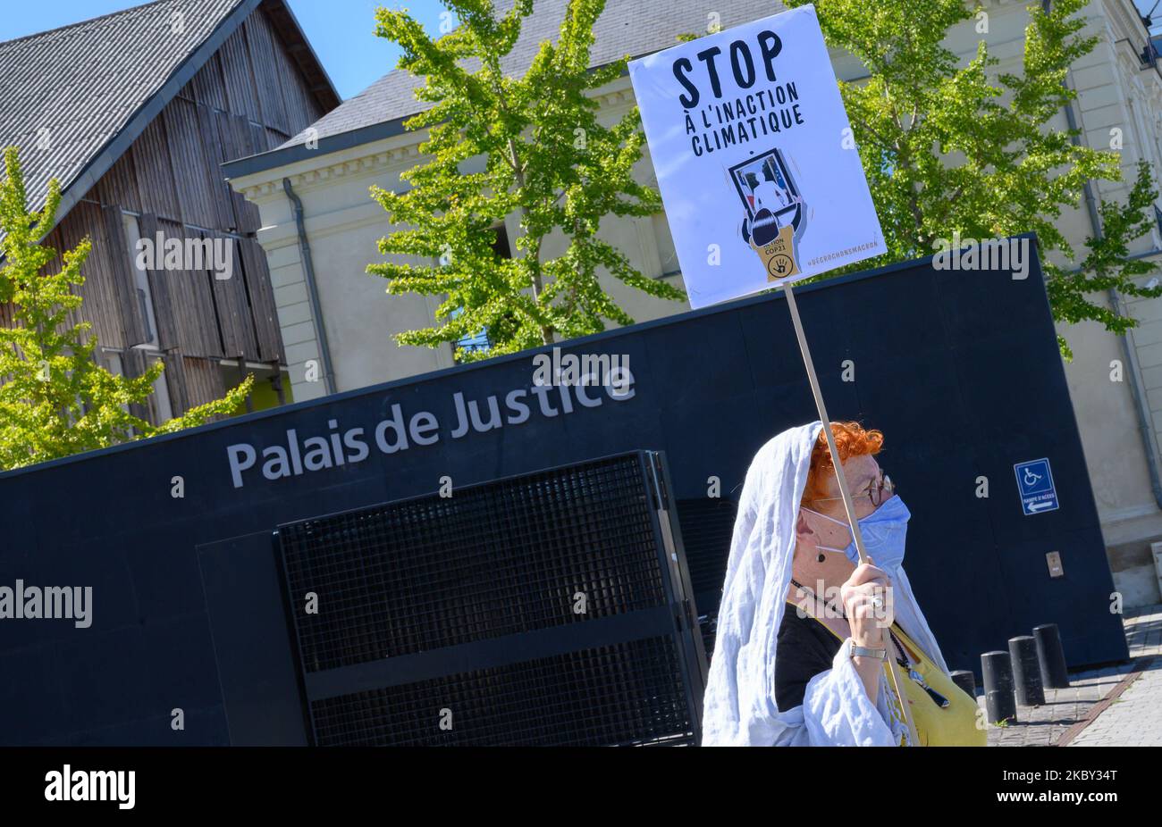 Circa trenta attivisti di diverse associazioni ambientaliste si sono riuniti di fronte al Palais de Justice di Nantes, in Francia, il 3 settembre, 2020 per sostenere 3 attivisti da azione non violente - COP 21 sono stati tentati per 'furto in riunioni' per aver fatto ritratti di Emmanuel Macron nei comuni di Ancenis e Saint-Sebastien-sur-Loire per denunciare la sua inazione in termini di politica ambientale e climatica. I tre attivisti devono affrontare cinque anni di detenzione e una multa di 75.000 euro. (Foto di Estelle Ruiz/NurPhoto) Foto Stock
