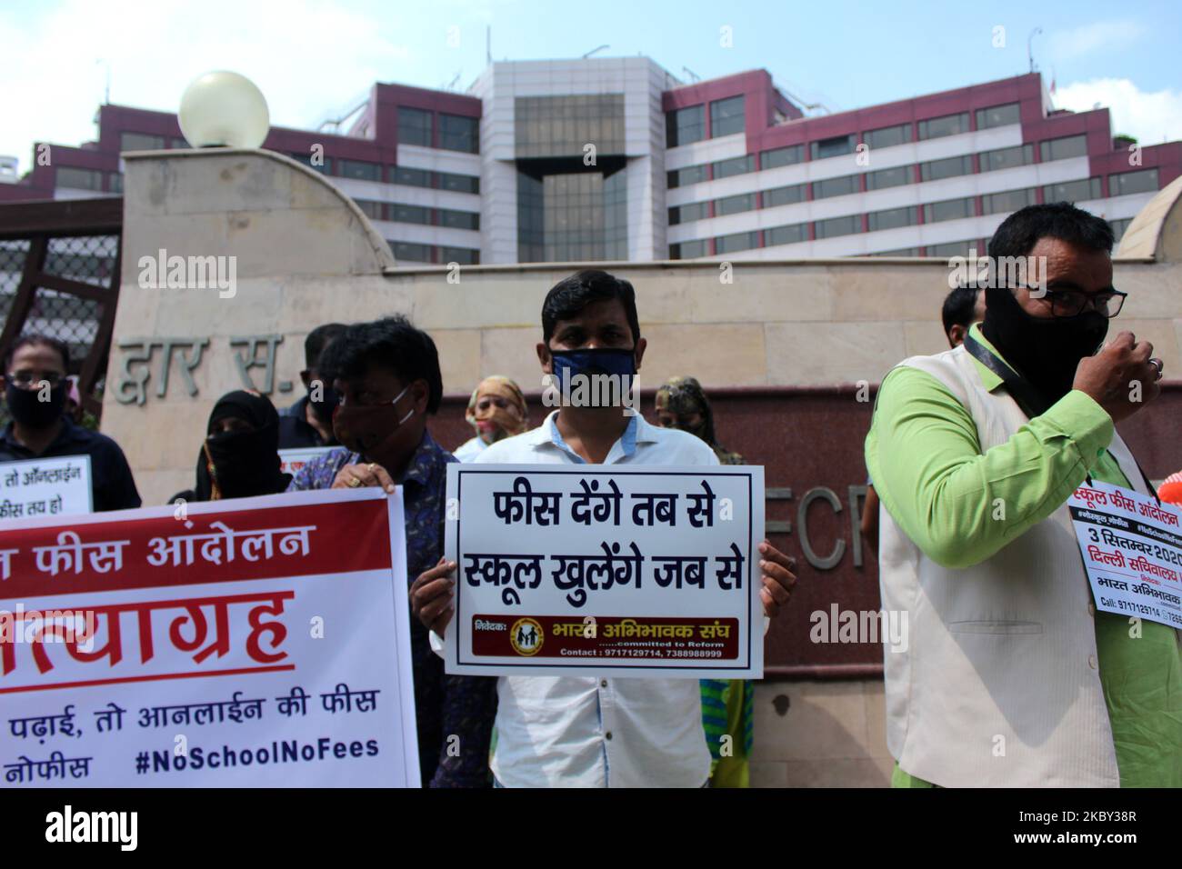 I genitori hanno visto tenere cartelloni durante una protesta contro le scuole che chiedono tasse complete in mezzo alla pandemia di Covid-19 al segretariato di Delhi il 3 settembre 2020 a Nuova Delhi, India. (Foto di Mayank Makhija/NurPhoto) Foto Stock