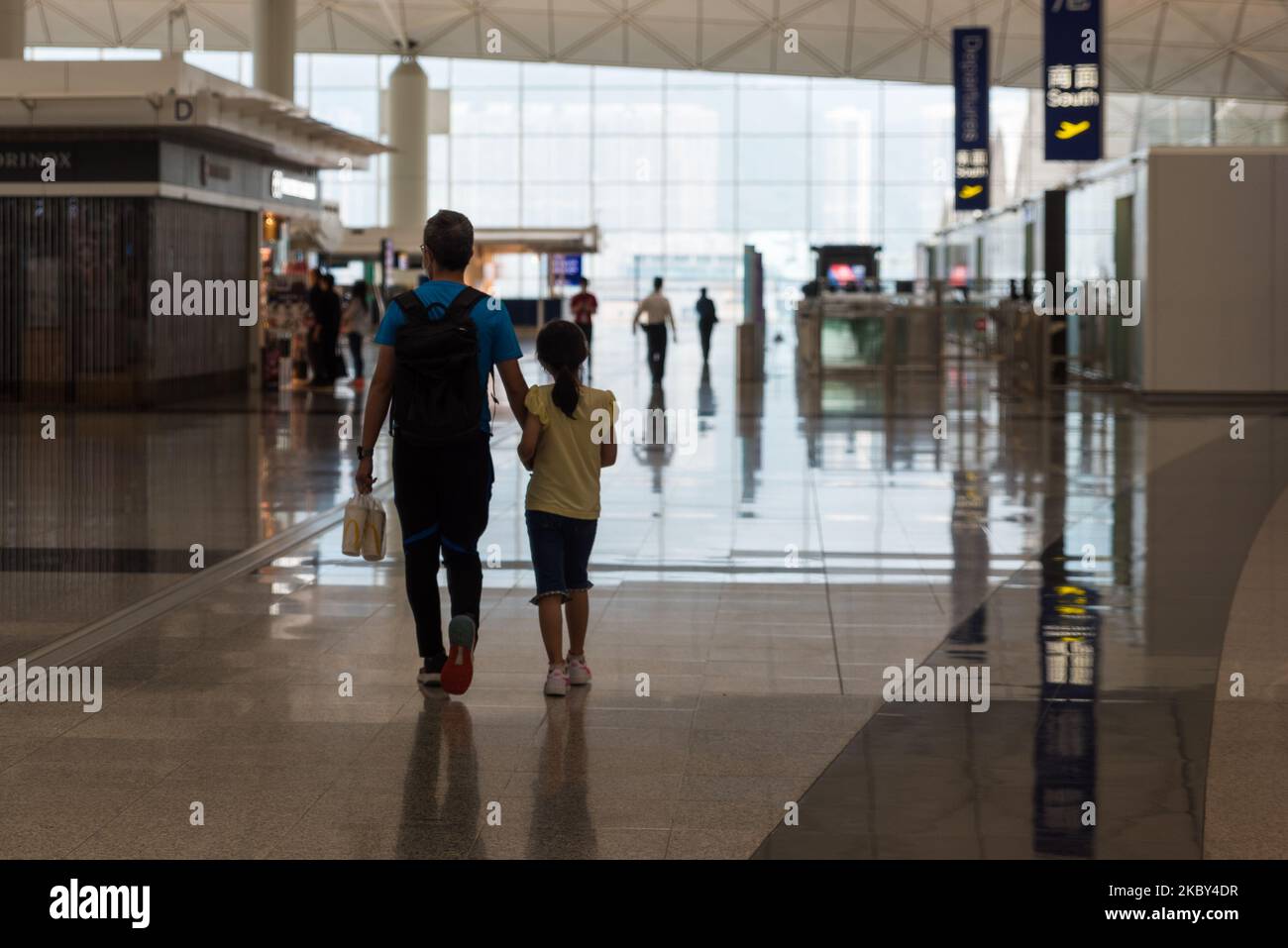 I passeggeri circolano nella sala partenze dell'aeroporto internazionale di Hong Kong, in Cina, il 4 settembre 2020. Una volta un hub di viaggi aerei in Asia, la pandemia ha colpito duramente l'aeroporto internazionale di Hong Kong, dove il traffico aereo è solo un trickle dei tempi pre-Covid e dove le restrizioni di quarantena frenano i residenti dall'entrare facilmente in città. Nonostante ciò, la qualità del servizio del personale dell'aeroporto di Hong Kong rimane impareggiabile, con un supporto molto professionale per i passeggeri, nonostante gli ambienti minimalisti. (Foto di Marc Fernandes/NurPhoto) Foto Stock