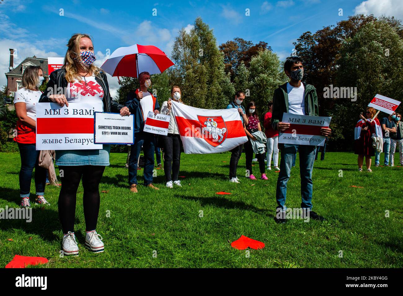 Un gruppo di persone sta tenendo cartelli a sostegno della Bielorussia, durante la manifestazione contro il regime di Lukashenko di fronte all'ambasciata bielorussa, all'Aia, nei Paesi Bassi, il 4th settembre 2020. (Foto di Romy Arroyo Fernandez/NurPhoto) Foto Stock