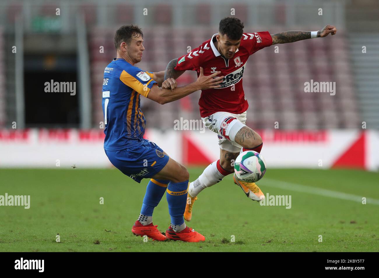 Marvin Johnson di Middlesbrough in azione con Donald Love di Shrewsbury Town durante la Carabao Cup match tra Middlesbrough e Shrewsbury Town al Riverside Stadium, Middlesbrough, Inghilterra, il 4 settembre 2020. (Foto di Mark Fletcher/MI News/NurPhoto) Foto Stock