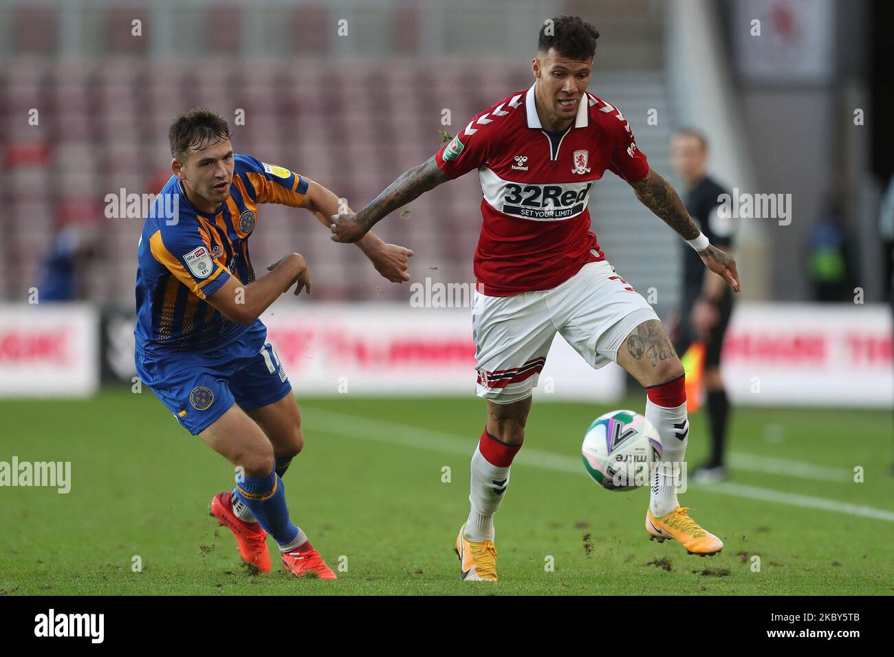 Marvin Johnson di Middlesbrough in azione con Donald Love di Shrewsbury Town durante la Carabao Cup match tra Middlesbrough e Shrewsbury Town al Riverside Stadium, Middlesbrough, Inghilterra, il 4 settembre 2020. (Foto di Mark Fletcher/MI News/NurPhoto) Foto Stock