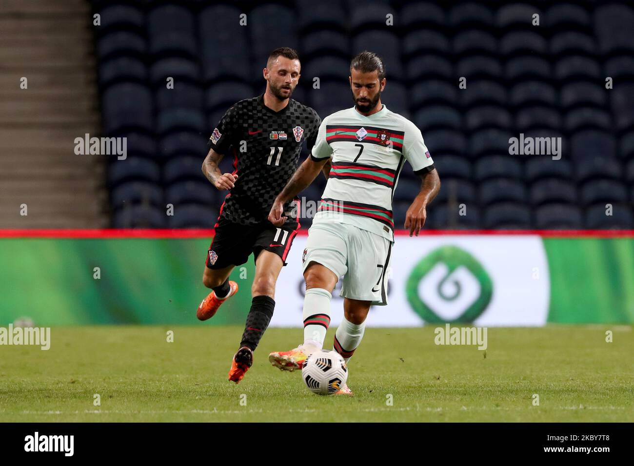 Sergio Oliveira di Portogallo (R ) vies con Marcelo Brozovic di Croazia durante la partita di calcio di gruppo della UEFA Nations League tra Portogallo e Croazia allo stadio Dragao di Porto, Portogallo, il 5 settembre 2020. (Foto di Pedro FiÃºza/NurPhoto) Foto Stock