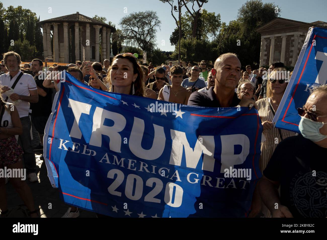 Una coppia che detiene la bandiera di Trump. No Mask, i negazionisti di Covid, i sostenitori della famiglia tradizionale protestano contro le misure adottate dal governo italiano a causa della pandemia di Covid e contro la pandemia stessa, considerata come un'invenzione politica per l'installazione di una dittatura, Roma, 5th settembre 2020 (Foto di Francesco Boscarol/NurPhoto) Foto Stock