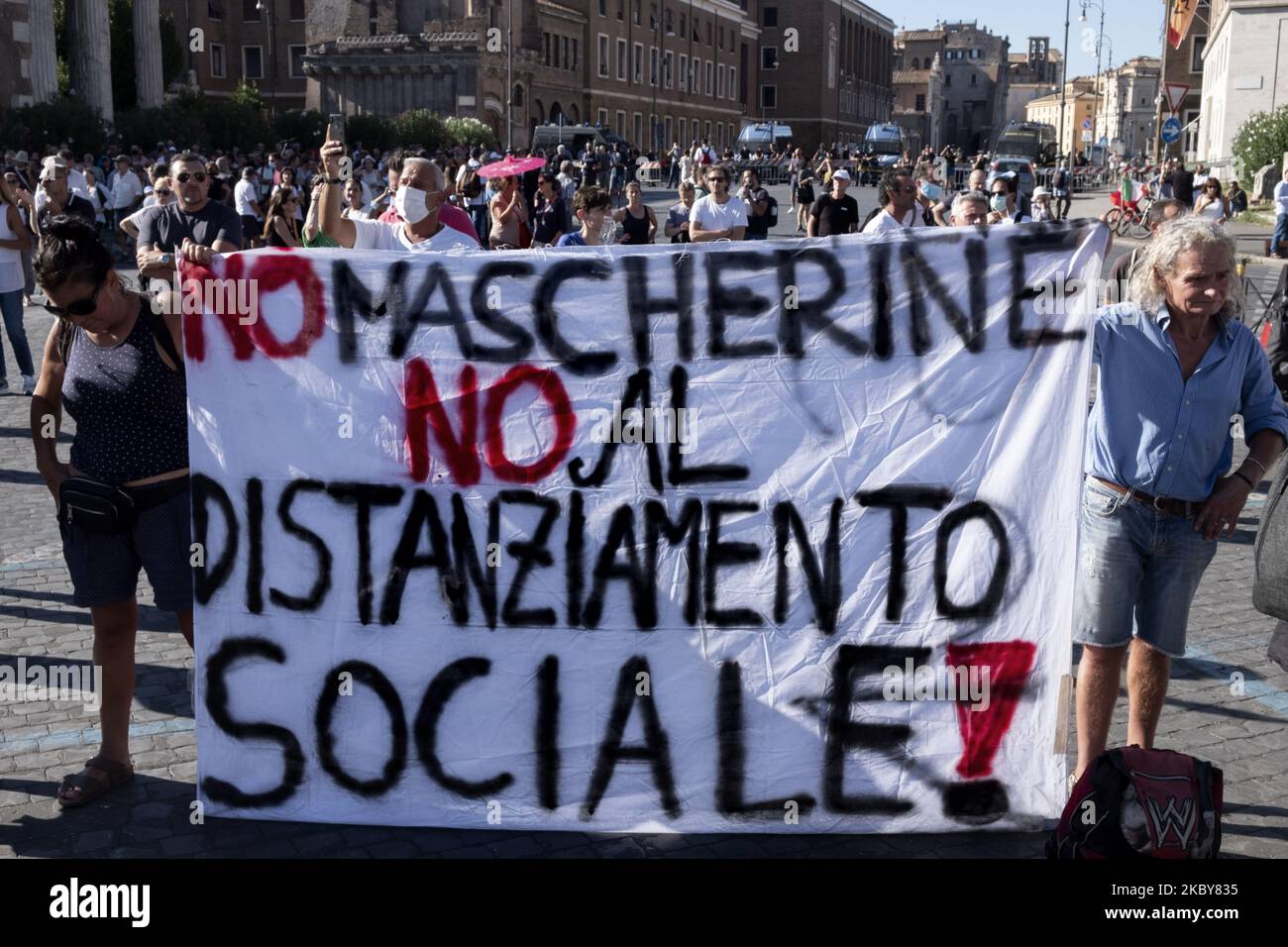 No Mask, i negazionisti di Covid, i sostenitori della famiglia tradizionale protestano contro le misure adottate dal governo italiano a causa della pandemia di Covid e contro la pandemia stessa, considerata come un'invenzione politica per l'installazione di una dittatura, Roma, 5th settembre 2020 (Foto di Francesco Boscarol/NurPhoto) Foto Stock