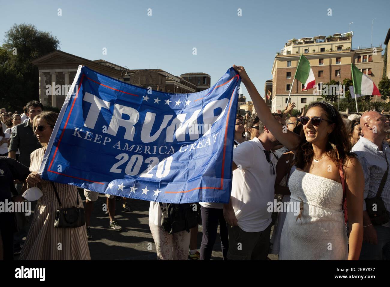 Sostenitori che detengono la bandiera di Trump. No Mask, i negazionisti di Covid, i sostenitori della famiglia tradizionale protestano contro le misure adottate dal governo italiano a causa della pandemia di Covid e contro la pandemia stessa, considerata come un'invenzione politica per l'installazione di una dittatura, Roma, 5th settembre 2020 (Foto di Francesco Boscarol/NurPhoto) Foto Stock