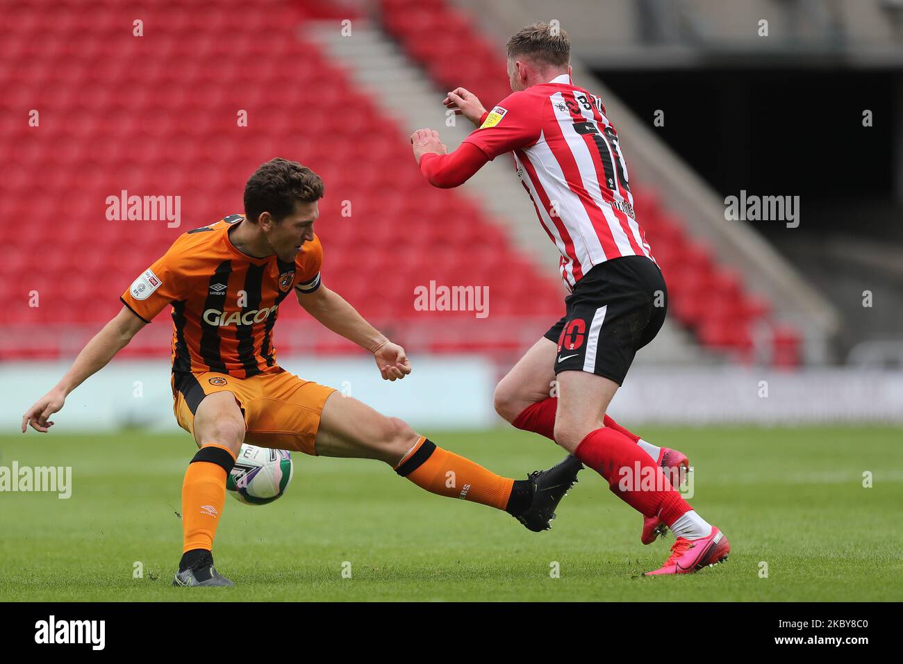 Richard Smallwood di Hull City in azione con Aiden o'Brien di Sunderland durante la partita di Coppa Carabao tra Sunderland e Hull City allo Stadio di luce, Sunderland. (Foto di Mark Fletcher/MI News/NurPhoto) Foto Stock