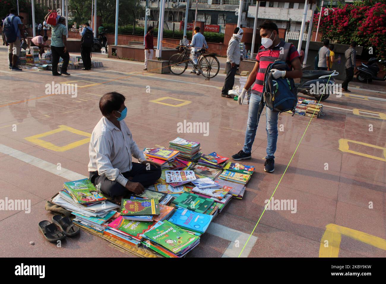 Una vista del mercato del libro di domenica come ha riaperto dopo cinque mesi dalla chiusura a livello nazionale, a Mahila Haat, Darya Ganj, il 6 settembre 2020 a Nuova Delhi, India. I venditori di libri stanno cercando di abituarsi a protocolli di sicurezza come l'allontanamento sociale, igienizzanti, maschere e mantenere un occhio per evitare di affollarsi durante l'ora di punta per contenere la diffusione di Covid-19. (Foto di Mayank Makhija/NurPhoto) Foto Stock