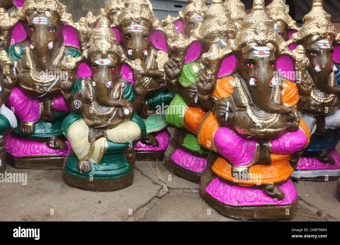 Idoli di argilla appena dipinti di Lord Ganesha (Lord Ganesh) sono visti durante il festival di Ganesh Chaturthi a Pondicherry (Puducherry), Tamil Nadu, India il 26 agosto 2017. Ganesh Chaturthi (noto anche come Vinayaka Chaturthi) è un festival indù che celebra l'arrivo di Ganesh sulla terra da Kailash Parvat con sua madre Dea Parvati. Il festival è segnato con l'installazione di Ganesh idoli argilla privatamente in case e pubblicamente su elaborati pandali (templi temporanei lungo la strada). (Foto di Creative Touch Imaging Ltd./NurPhoto) Foto Stock