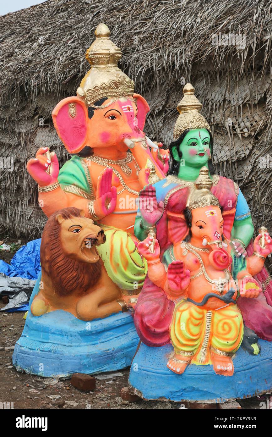 Grandi idoli di argilla del Signore Ganesha (Signore Ganesh) ad un laboratorio di idolo durante il festival di Ganesh Chaturthi a Kaddalur, Tamil Nadu, India il 26 agosto 2017. Ganesh Chaturthi (noto anche come Vinayaka Chaturthi) è un festival indù che celebra l'arrivo di Ganesh sulla terra da Kailash Parvat con sua madre Dea Parvati. Il festival è segnato con l'installazione di Ganesh idoli argilla privatamente in case e pubblicamente su elaborati pandali (templi temporanei lungo la strada). (Foto di Creative Touch Imaging Ltd./NurPhoto) Foto Stock