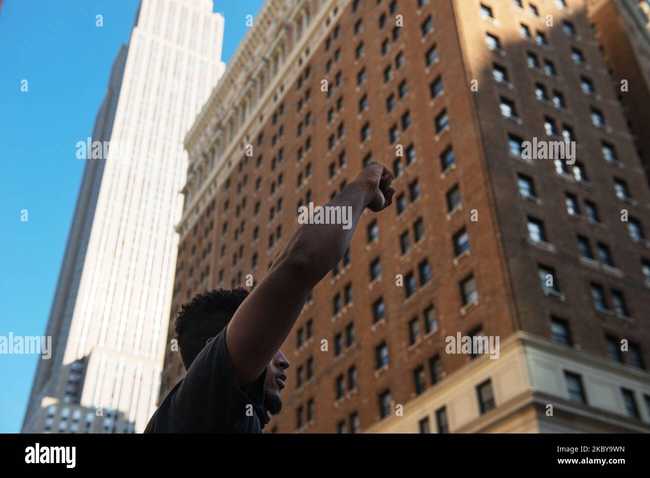 Un manifestante marea durante la protesta a livello nazionale che chiede la fine dell’amministrazione Trump a Manhattan, New York. Settembre 5th, 2020. (Foto di Aidan Loughran/NurPhoto) Foto Stock