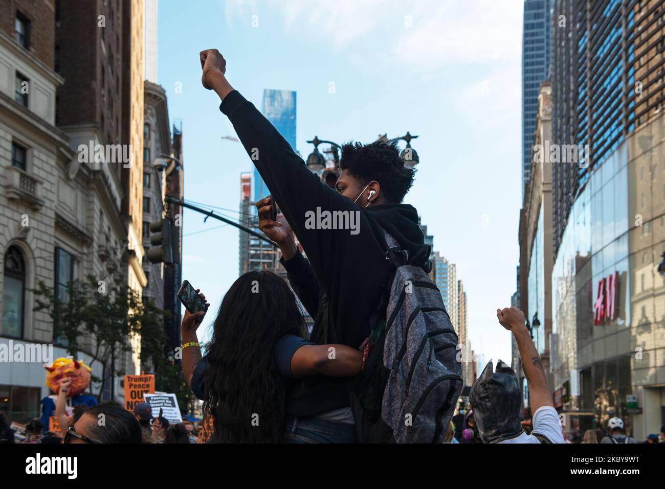 La gente marcia durante la protesta a livello nazionale che chiede la fine dell’amministrazione Trump a Manhattan, New York. Settembre 5th, 2020. (Foto di Aidan Loughran/NurPhoto) Foto Stock