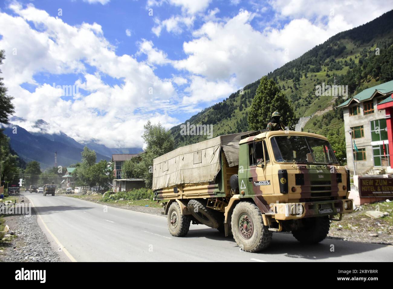 L'esercito indiano si sposta verso Ladakh nella zona di Gagangeer del distretto di Ganderbal mentre lo standoff escilates il 07 settembre 2020. Dopo la recente faccia fuori tra India e Cina a Line of Control India ha impedito il traffico civile lasciando il posto per i veicoli Millitary da e per Ladakh. (Foto di Muzamil Mattoo/NurPhoto) Foto Stock