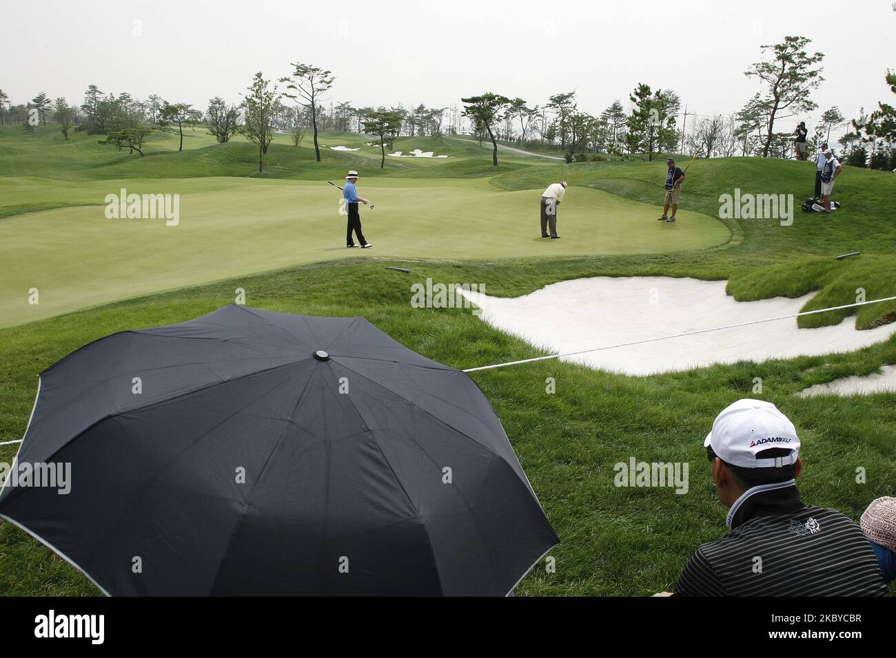 Scott Hoch of USA (C), 8th hall putt durante il PGA Tour Songdo IBD campionato seconda partita al Jack Nicklaus golf club a Incheon, a ovest di Seoul, il 17 settembre 2011, Corea del Sud. (Foto di Seung-il Ryu/NurPhoto) Foto Stock