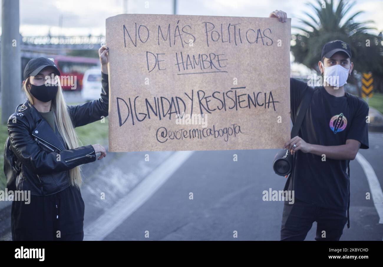 Una persona sostiene un segno che dice "non c'è più politica della fame. Dignità e resistenza". A Bogotà, Colombia, il 4 settembre 2020. (Foto di Daniel Garzon Herazo/NurPhoto) Foto Stock