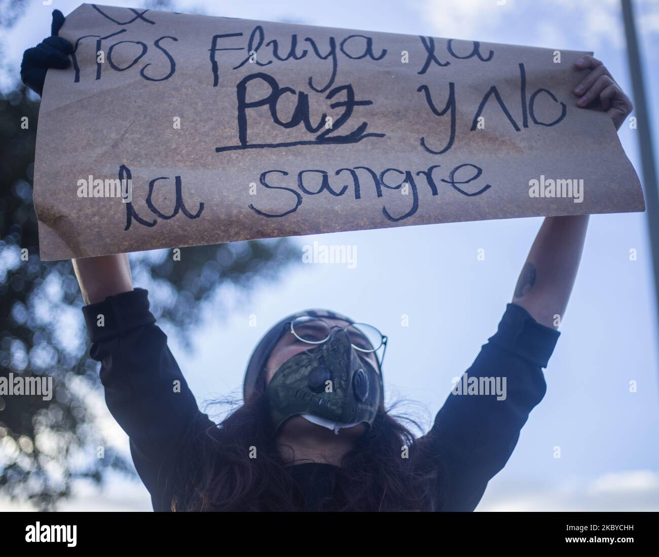 Una persona ha in mano un cartello che respinge gli ultimi massacri in Colombia a Bogotà, Colombia, il 4 settembre 2020. (Foto di Daniel Garzon Herazo/NurPhoto) Foto Stock