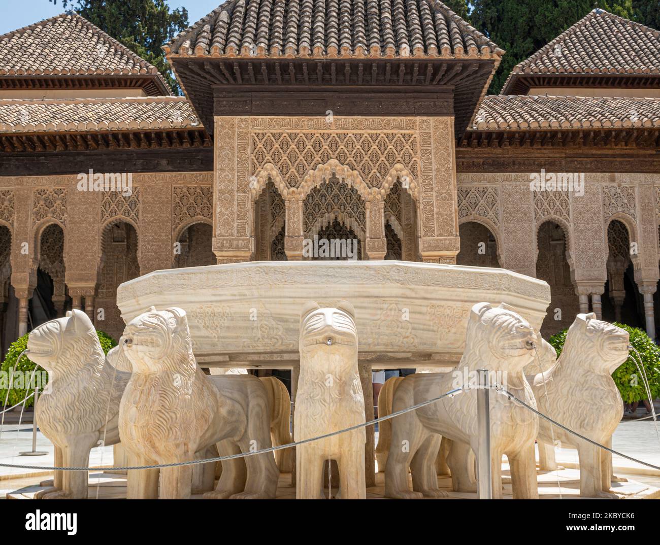Fuente de los leones en los palacios nazarÃ­s de la Alhambra en Granada, EspaÃ±a Foto Stock