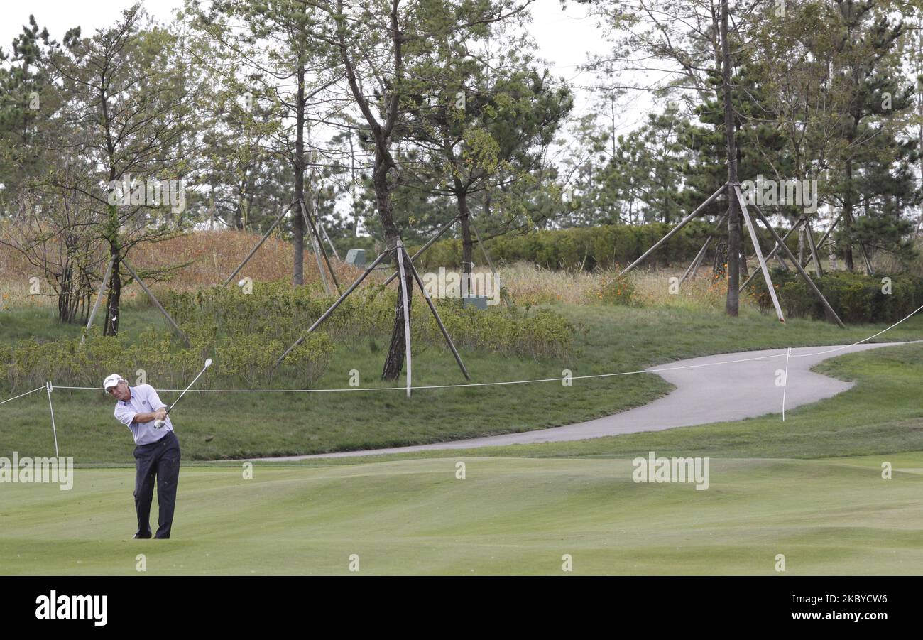 Jerry Pate of USA, 14th hall Approach durante il PGA Tour Songdo IBD campionato finale round al Jack Nicklaus golf club a Incheon il 18 settembre 2011. (Foto di Seung-il Ryu/NurPhoto) Foto Stock