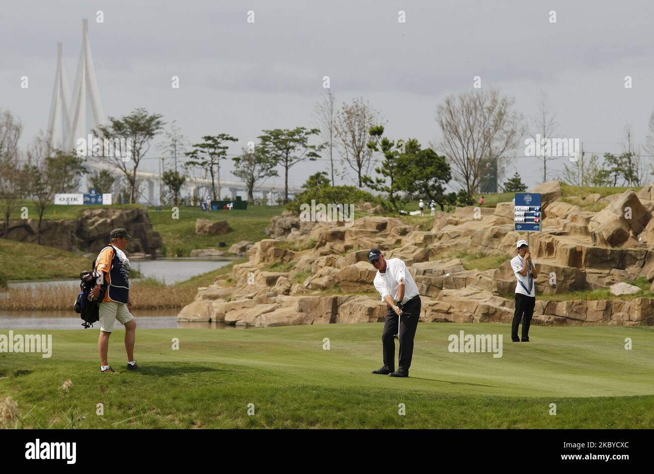 Sandy Lyle of Scotland (C), 14th hall Approach durante il PGA Tour Songdo IBD campionato finale round al Jack Nicklaus golf club a Incheon il 18 settembre 2011. (Foto di Seung-il Ryu/NurPhoto) Foto Stock