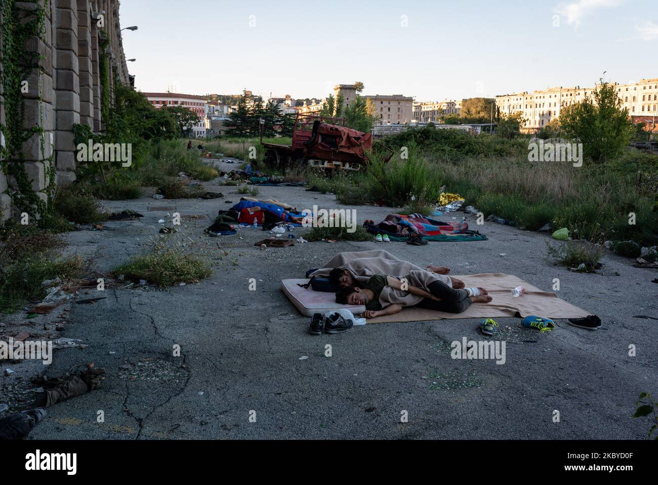 Un gruppo di rifugiati sta dormendo fuori da Silo, un parcheggio abbandonato. A Trieste, Italia, il 15 agosto 2020. (Foto di Adria salido Zarco/NurPhoto) Foto Stock