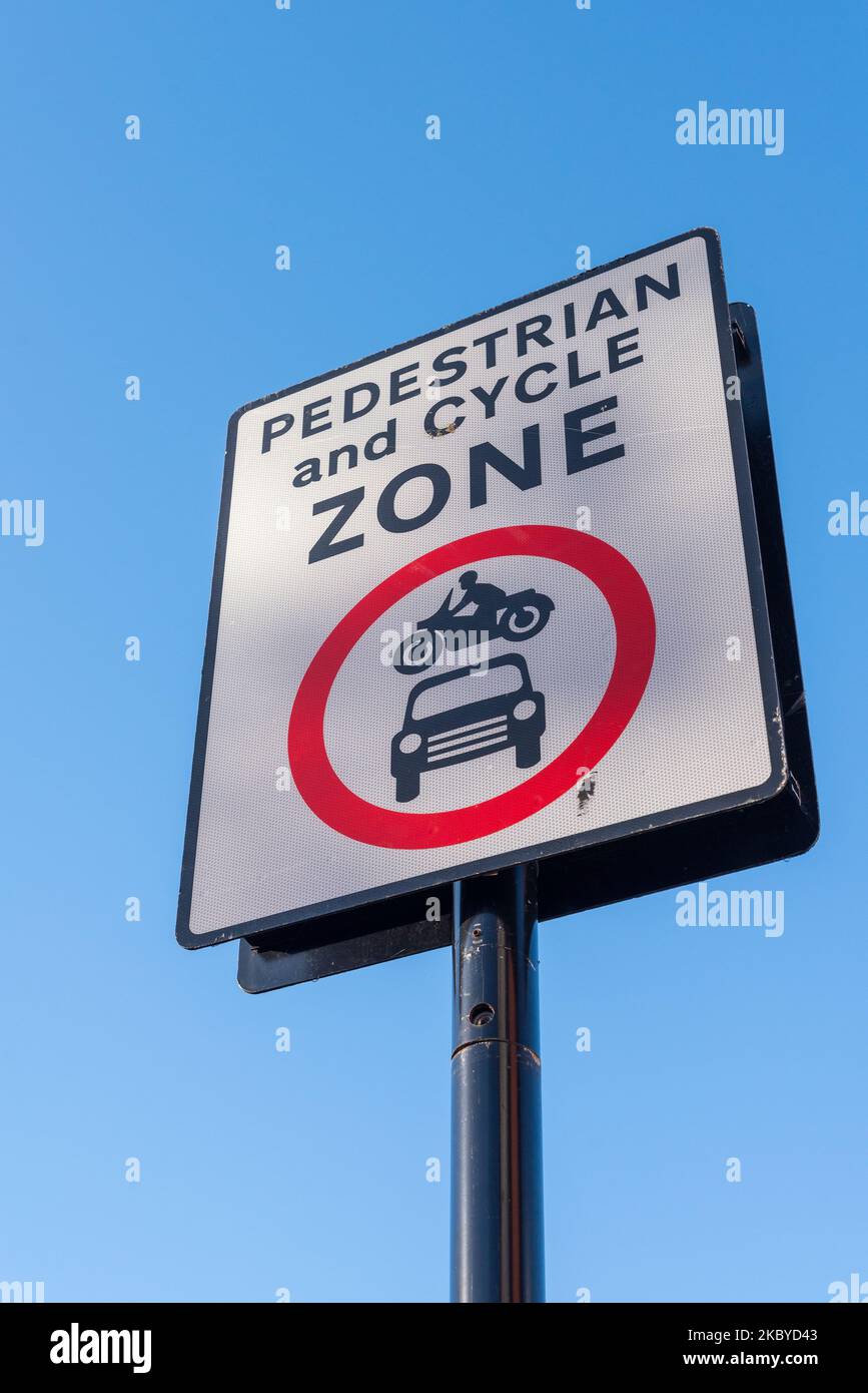 Segnali che indicano una zona pedonale e ciclabile senza auto o traffico a Kings Heath, Birmingham Foto Stock