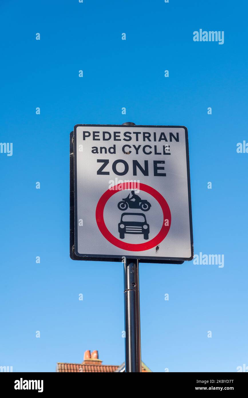 Segnali che indicano una zona pedonale e ciclabile senza auto o traffico a Kings Heath, Birmingham Foto Stock