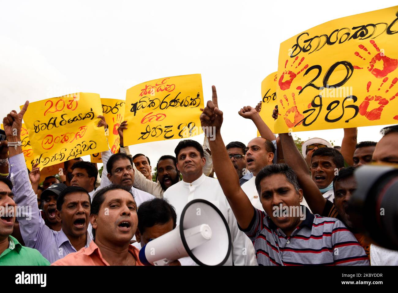 Il leader dell'opposizione Sajith Premadasa (C) e la protesta del loro sostenitore sono stati tenuti fuori dal parlamento contro la modifica della costituzione del 20th nei pressi di Colombo, Sri Lanka. Settembre 8, 2020. (Foto di Achila Jayawardana/NurPhoto) Foto Stock