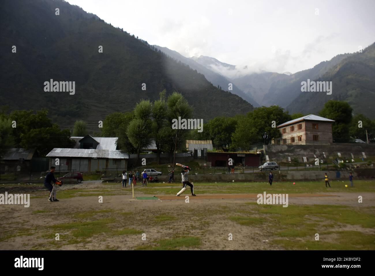 I bambini di Kashmiri giocano il cricket mentre piove nel distretto di Ganderbal, indiano amministrato il Kashmir il 08 settembre 2020. (Foto di Muzamil Mattoo/NurPhoto) Foto Stock