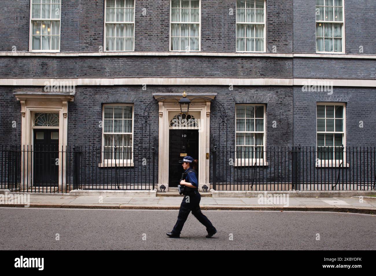 Un ufficiale di polizia passa davanti alla porta del numero 10 Downing Street a Londra, Inghilterra, il 8 settembre 2020. (Foto di David Cliff/NurPhoto) Foto Stock