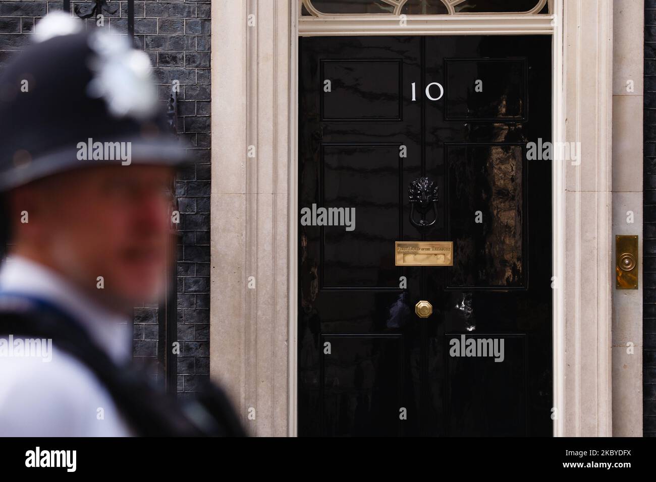 Un ufficiale di polizia si trova fuori dalla porta del No. 10 Downing Street a Londra, Inghilterra, il 8 settembre 2020. (Foto di David Cliff/NurPhoto) Foto Stock