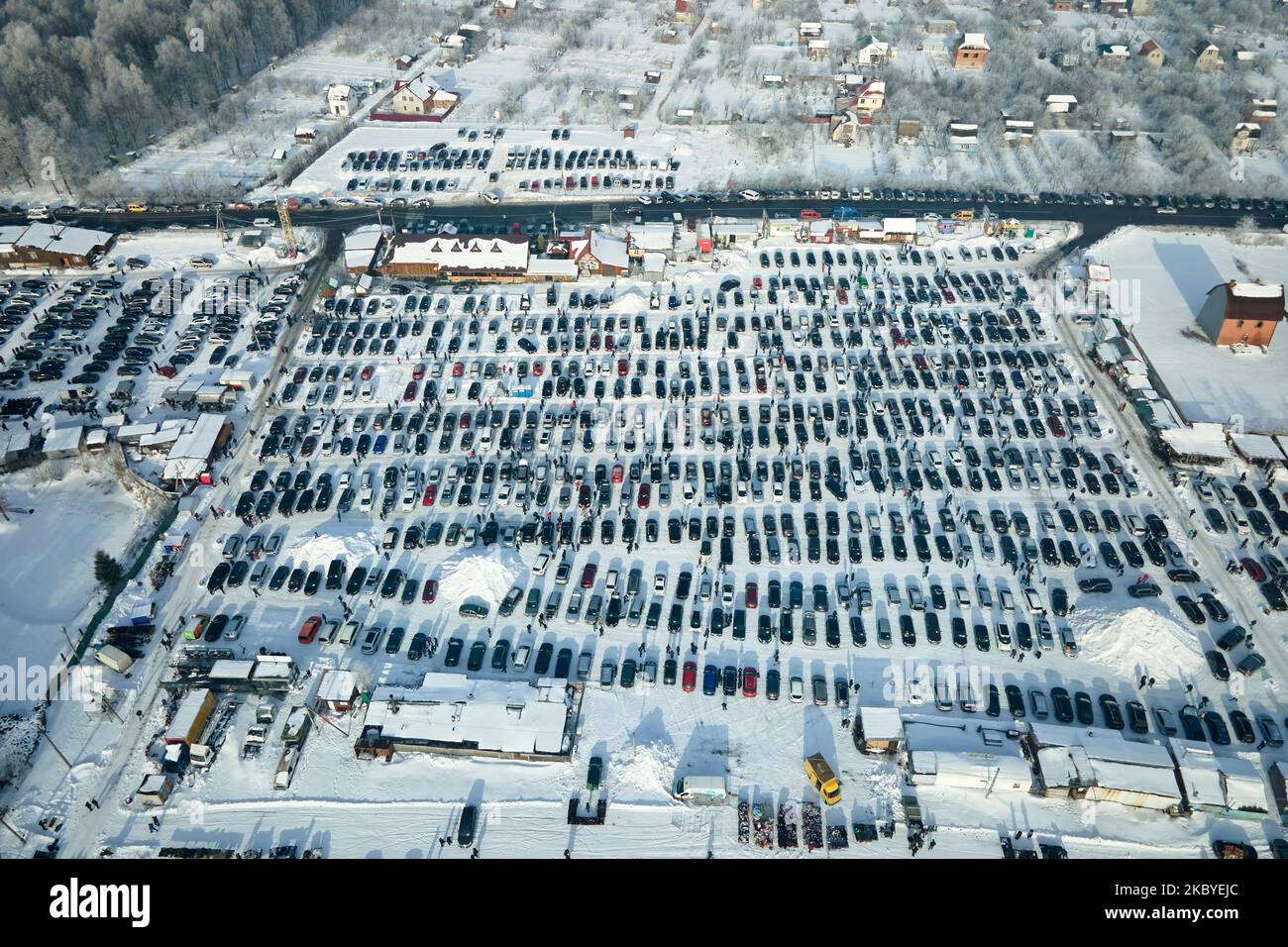 Vista aerea di molte auto parcheggiate per la vendita e persone clienti che camminano sul mercato delle auto o parcheggio in inverno Foto Stock