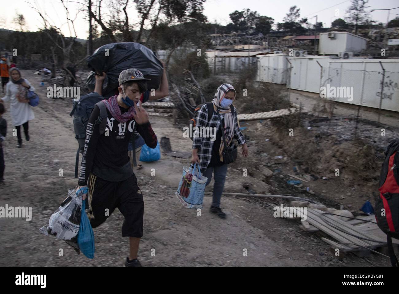 Un incendio ha distrutto il più grande campo profughi di Moria della Grecia sull'isola di Lesbos, il 9 settembre 2020. Il 10 settembre le autorità greche stavano correndo per ospitare migliaia di richiedenti asilo rimasti senza tetto a Lesbos dopo che il principale campo migrante dell'isola è stato eviscerato da incendi di ritorno, che hanno distrutto la parte ufficiale del campo che ospita 4.000 persone. Altri 8.000 vivevano in tende e capanne improvvisate intorno al perimetro e molti erano gravemente danneggiati. (Foto di Nicolas Economou/NurPhoto) Foto Stock