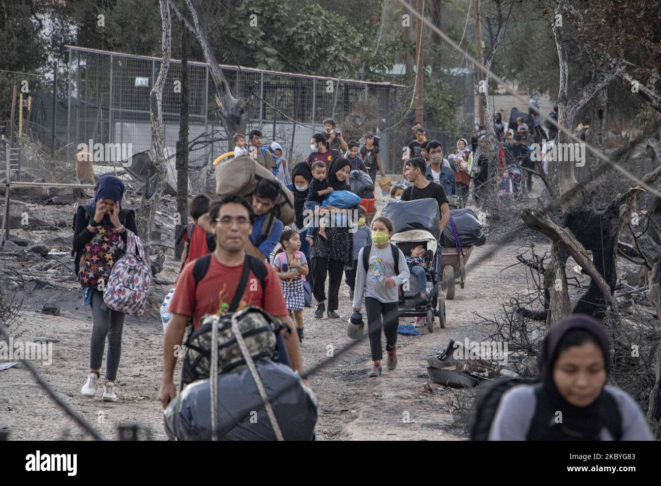Un incendio ha distrutto il più grande campo profughi di Moria della Grecia sull'isola di Lesbos, il 9 settembre 2020. Il 10 settembre le autorità greche stavano correndo per ospitare migliaia di richiedenti asilo rimasti senza tetto a Lesbos dopo che il principale campo migrante dell'isola è stato eviscerato da incendi di ritorno, che hanno distrutto la parte ufficiale del campo che ospita 4.000 persone. Altri 8.000 vivevano in tende e capanne improvvisate intorno al perimetro e molti erano gravemente danneggiati. (Foto di Nicolas Economou/NurPhoto) Foto Stock