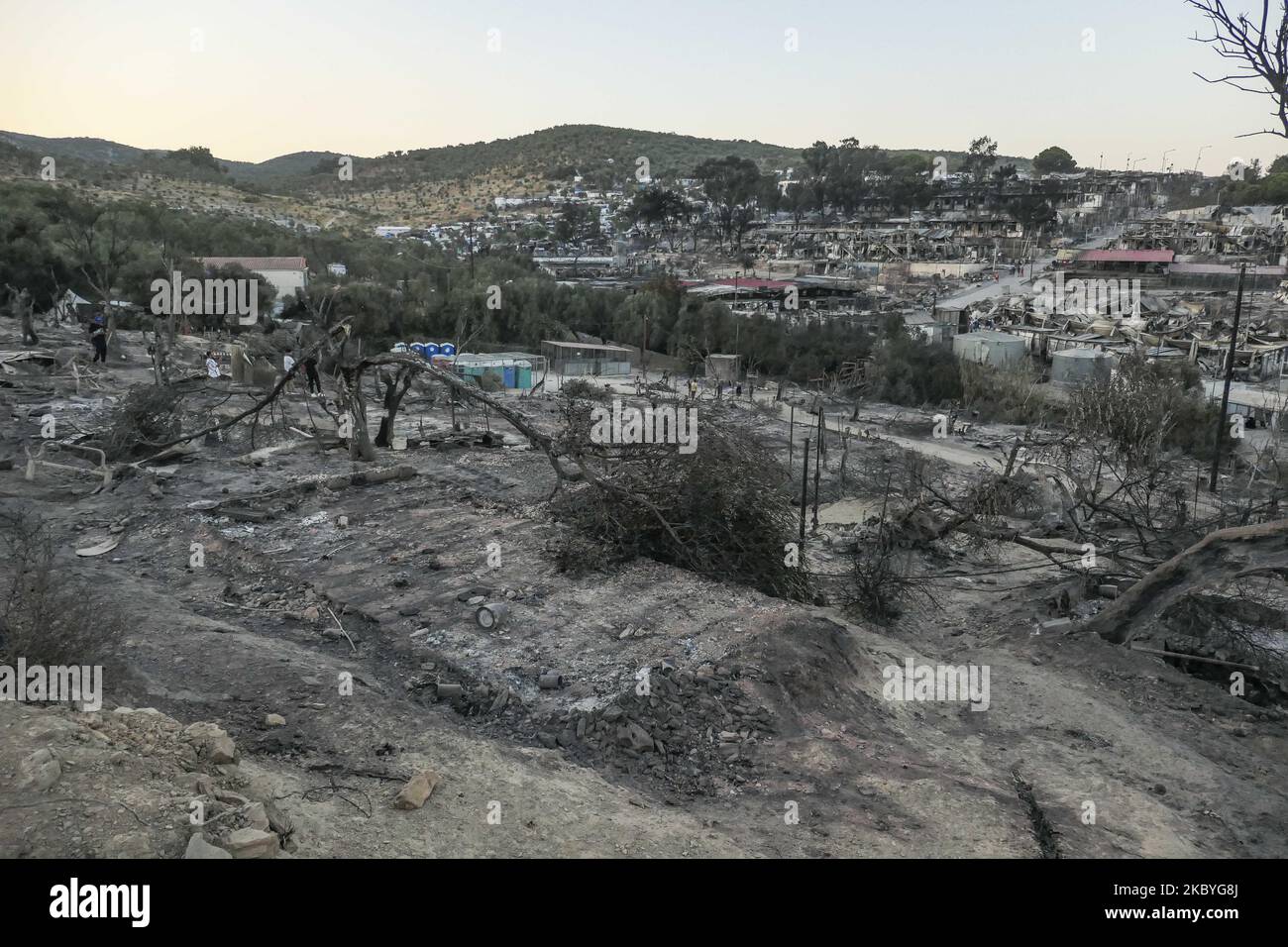 Un incendio ha distrutto il più grande campo profughi di Moria della Grecia sull'isola di Lesbos, il 9 settembre 2020. Il 10 settembre le autorità greche stavano correndo per ospitare migliaia di richiedenti asilo rimasti senza tetto a Lesbos dopo che il principale campo migrante dell'isola è stato eviscerato da incendi di ritorno, che hanno distrutto la parte ufficiale del campo che ospita 4.000 persone. Altri 8.000 vivevano in tende e capanne improvvisate intorno al perimetro e molti erano gravemente danneggiati. (Foto di Nicolas Economou/NurPhoto) Foto Stock