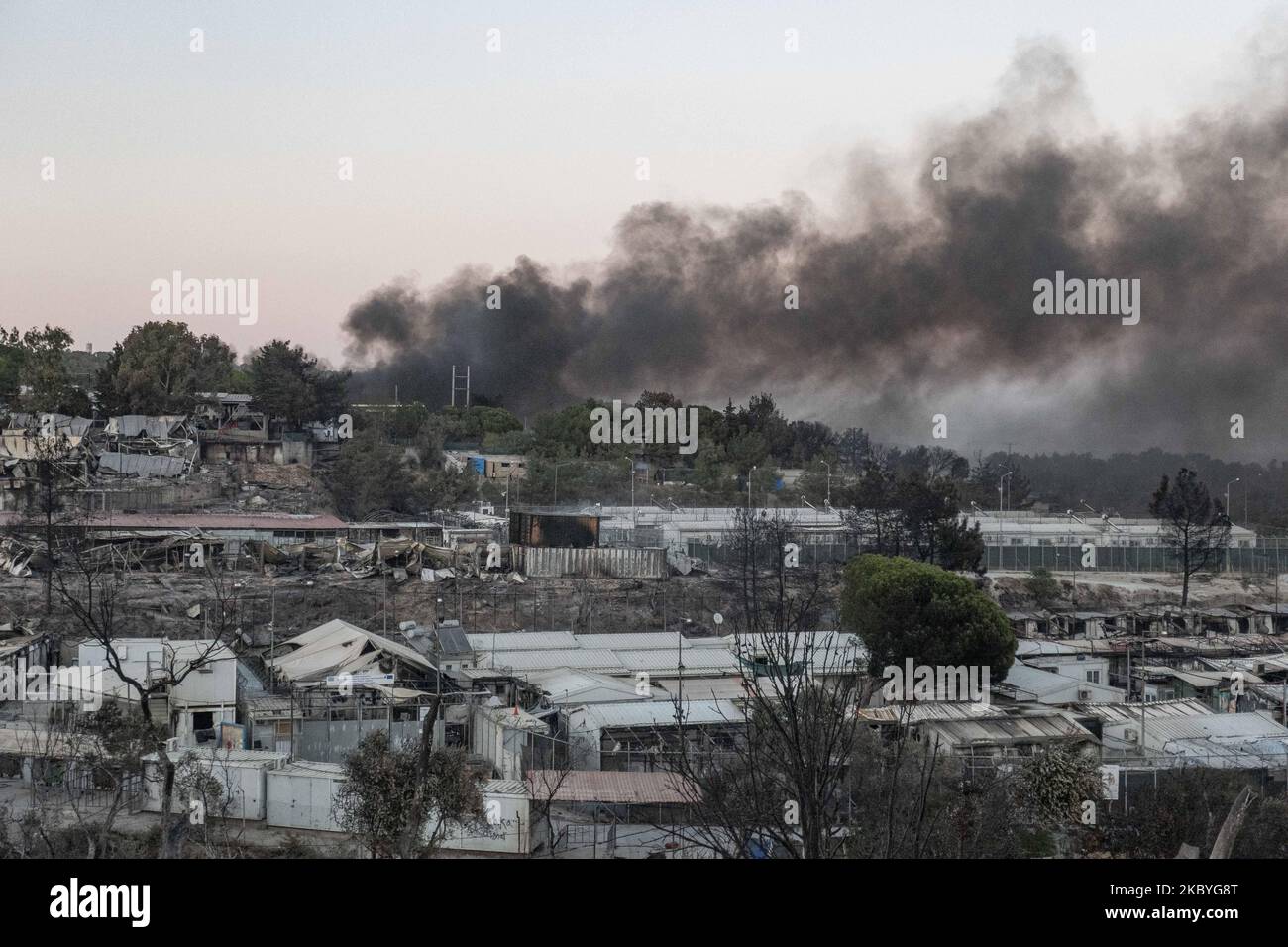 Un incendio ha distrutto il più grande campo profughi di Moria della Grecia sull'isola di Lesbos, il 9 settembre 2020. Il 10 settembre le autorità greche stavano correndo per ospitare migliaia di richiedenti asilo rimasti senza tetto a Lesbos dopo che il principale campo migrante dell'isola è stato eviscerato da incendi di ritorno, che hanno distrutto la parte ufficiale del campo che ospita 4.000 persone. Altri 8.000 vivevano in tende e capanne improvvisate intorno al perimetro e molti erano gravemente danneggiati. (Foto di Nicolas Economou/NurPhoto) Foto Stock