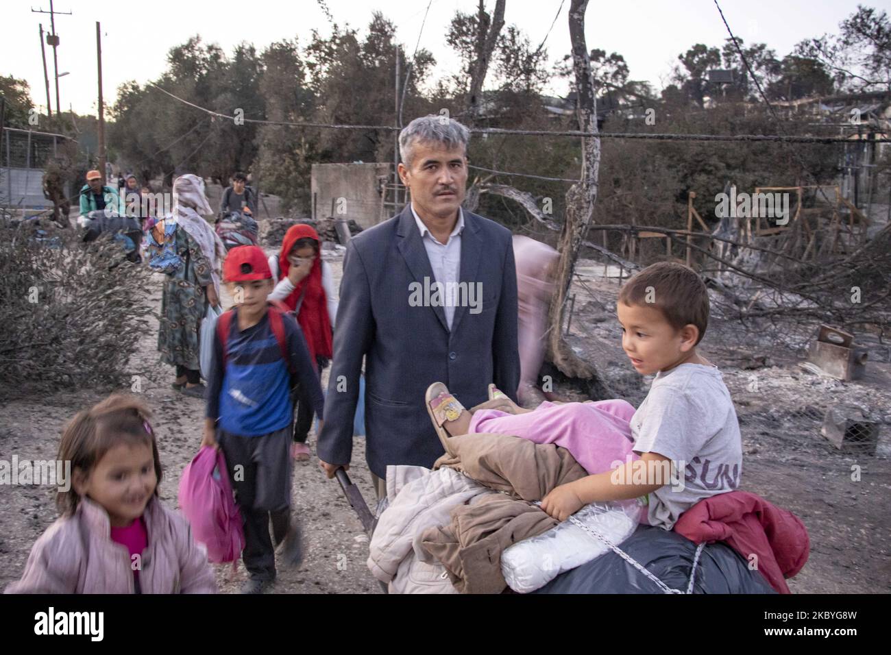 Un incendio ha distrutto il più grande campo profughi di Moria della Grecia sull'isola di Lesbos, il 9 settembre 2020. Il 10 settembre le autorità greche stavano correndo per ospitare migliaia di richiedenti asilo rimasti senza tetto a Lesbos dopo che il principale campo migrante dell'isola è stato eviscerato da incendi di ritorno, che hanno distrutto la parte ufficiale del campo che ospita 4.000 persone. Altri 8.000 vivevano in tende e capanne improvvisate intorno al perimetro e molti erano gravemente danneggiati. (Foto di Nicolas Economou/NurPhoto) Foto Stock