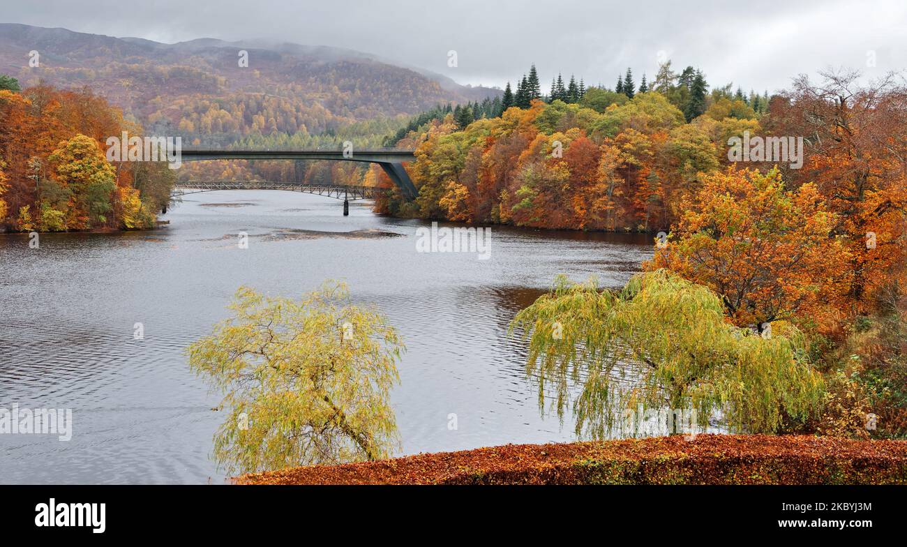 Pitlochry Perthshire Scotland Loch Faskally A9 ponte stradale e Clunie ponte a piedi sull'acqua con gli alberi in colori autunnali Foto Stock