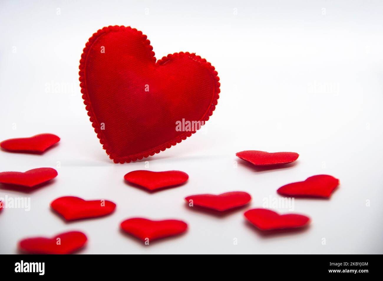 Forma del cuore su sfondo bianco con spazio personalizzabile per il testo. Concetto di celebrazione di rapporto e spazio di copia. Foto Stock