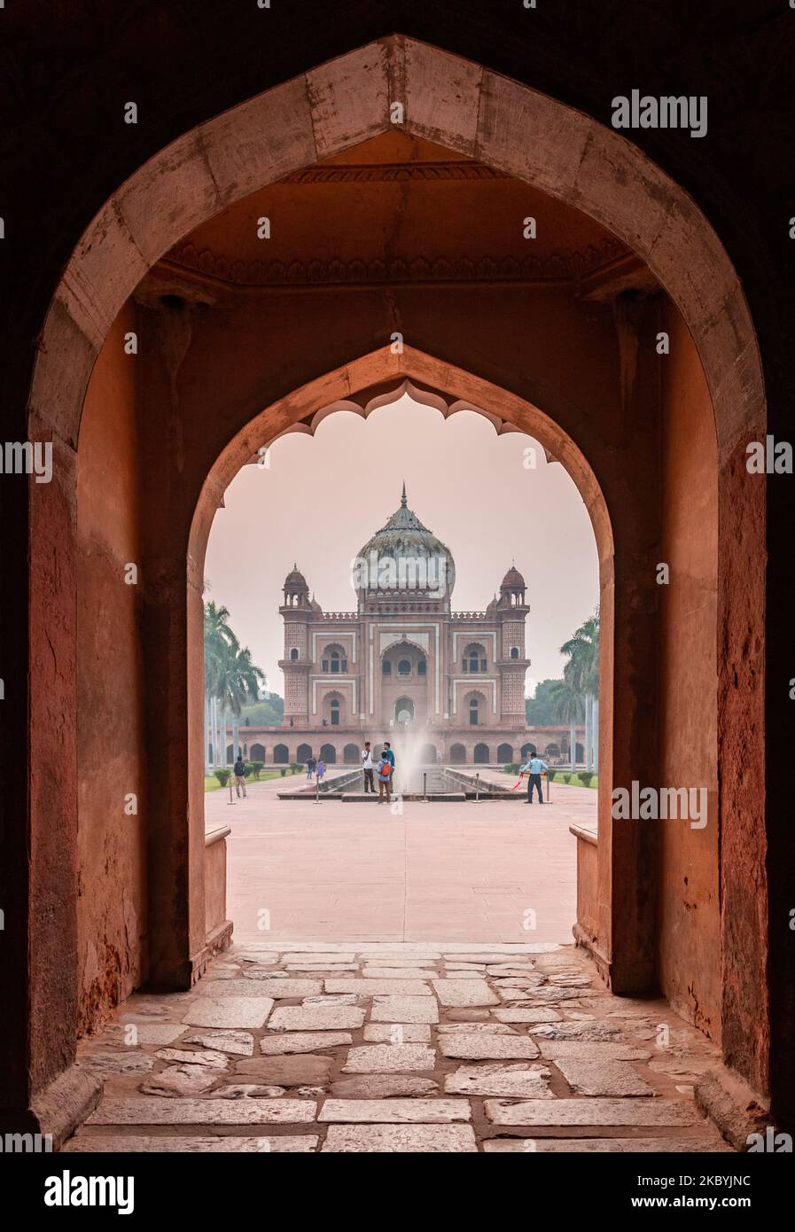 Vista dall'arco della Tomba di Safdarjang dal cortile, nuova Delhi, India Foto Stock