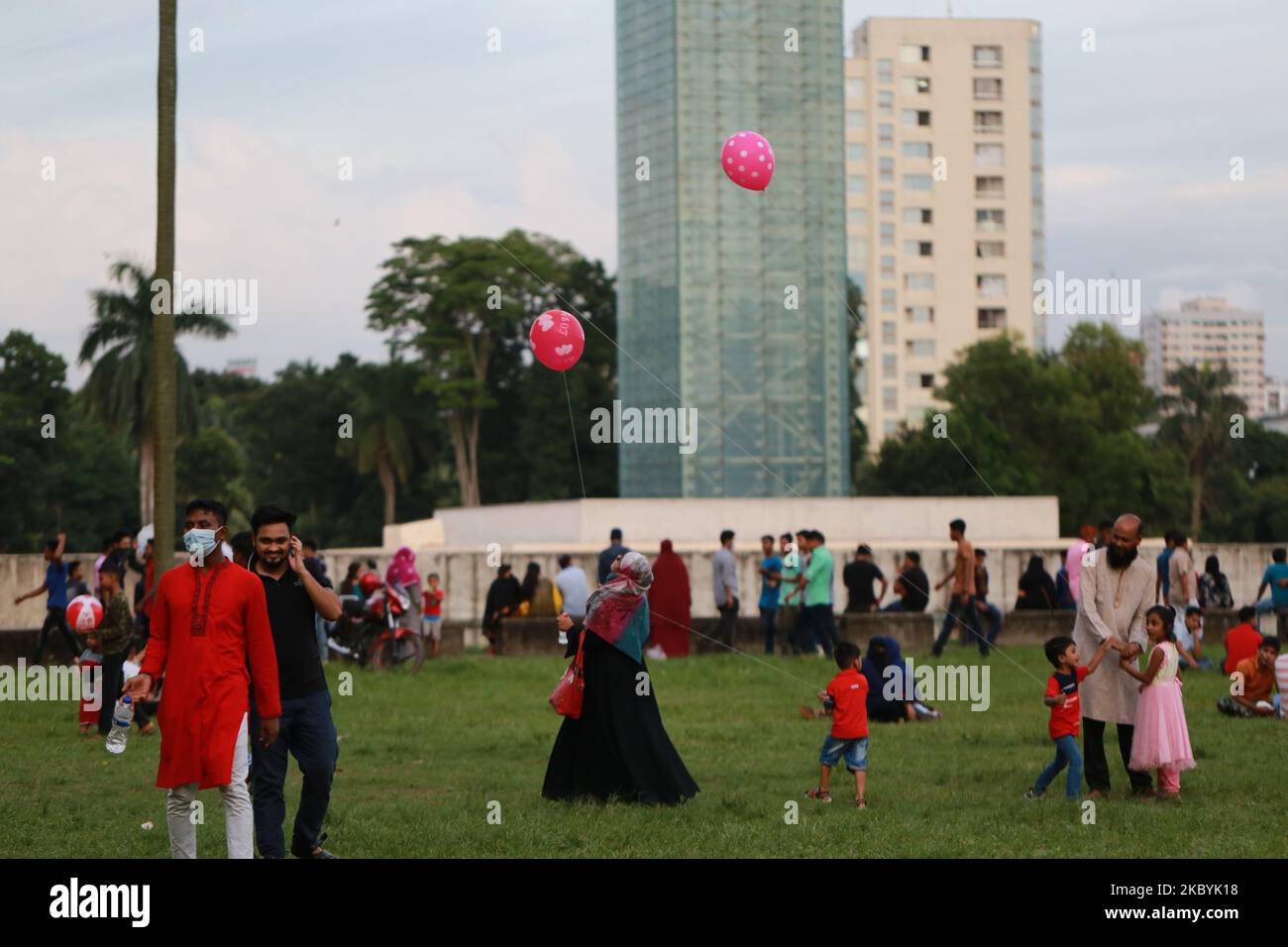 Le persone del Bangladesh fanno la loro vacanza mentre visitano un parco nonostante la pandemia di coronavirus COVID-19 a Dhaka, Bangladesh, il 11 settembre 2020. (Foto di Rehman Asad/NurPhoto) Foto Stock