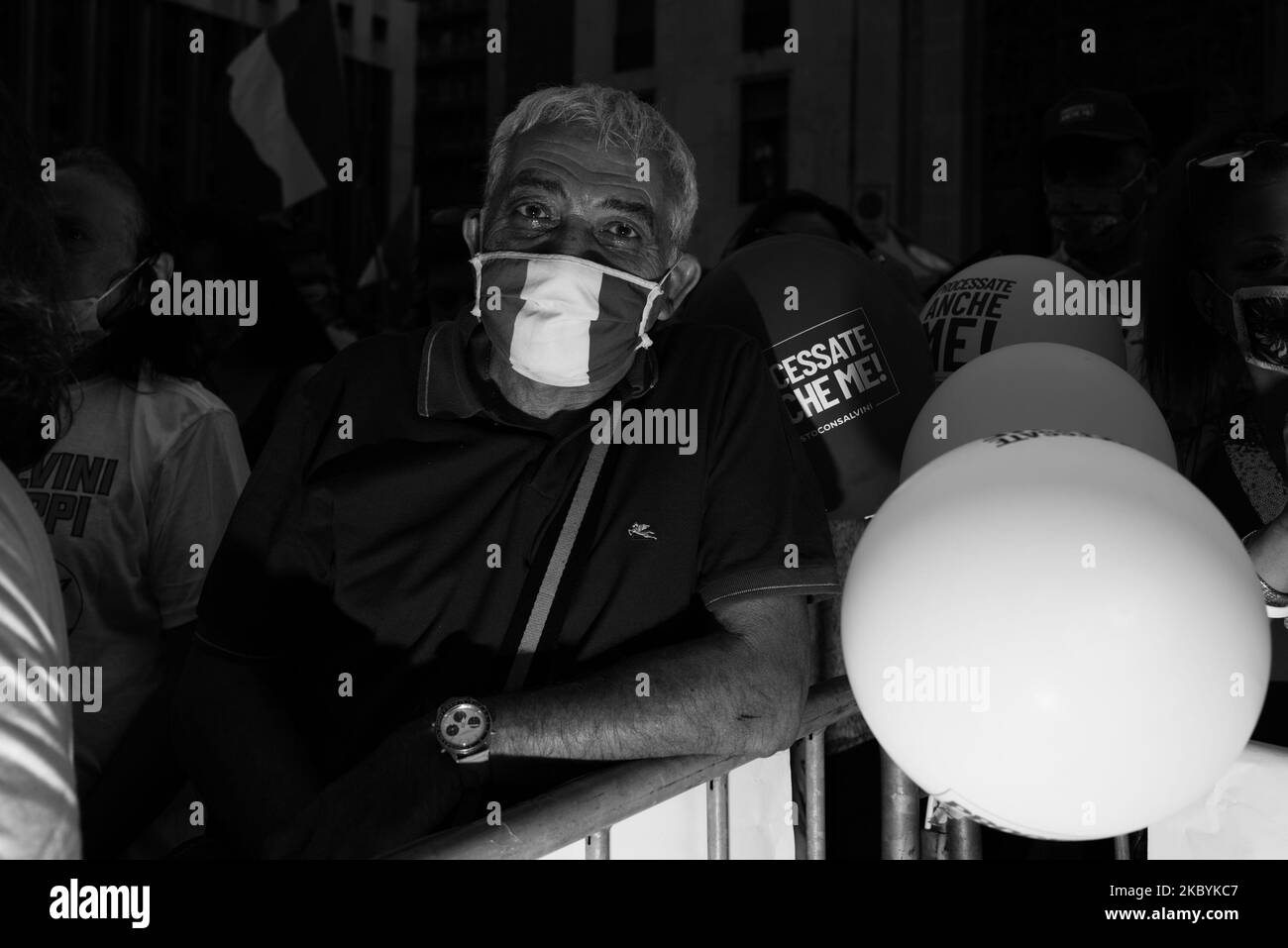 (NOTA DELL'EDITORE: L'immagine è stata convertita in bianco e nero) i sostenitori che indossano una maschera protettiva contro la diffusione del coronavirus COVID-19 partecipano ad un discorso del leader del partito italiano della Lega di estrema destra, Matteo Salvini, in gara per le prossime elezioni regionali a Napoli, Italia meridionale, il 11 settembre 2020. Foto di Paolo Manzo/NurPhoto) Foto Stock