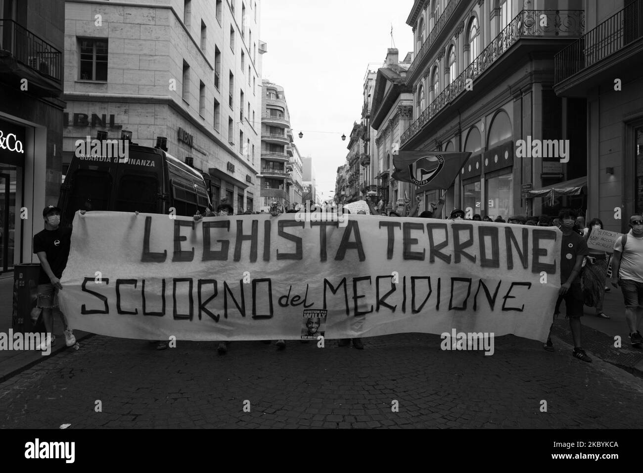 (NOTA DELL'EDITORE: L'immagine è stata convertita in bianco e nero) i sostenitori dell'Anti-League indossando una maschera protettiva contro la diffusione del coronavirus COVID-19 partecipano ad un discorso del leader del partito italiano dell'estrema destra Lega (Lega), Matteo Salvini, in gara per le prossime elezioni regionali a Napoli, Italia meridionale, il 11 settembre 2020. Foto di Paolo Manzo/NurPhoto) Foto Stock